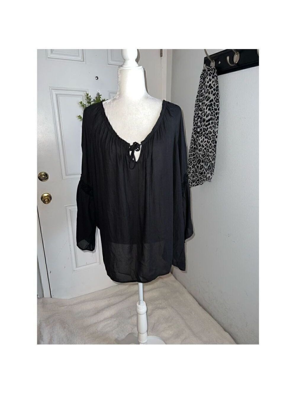 Torrid Bell Sleeve Embroidered Top (Sz 3)